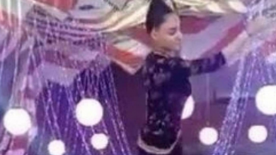 Photo of معلَّقة من شعرها… “الراقصة الطائرة” تثير الجدل في مصر (فيديو)