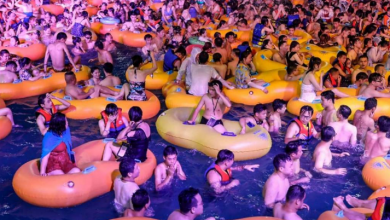 Photo of من دون تباعد وكمامات… آلاف الصينيين في ووهان يتحدون كورونا ويرقصون في الماء