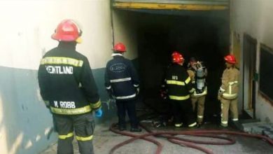 Photo of إخماد حريق في مستودع للمواد الغذائية في أدونيس