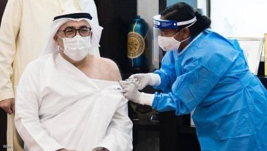 Photo of وزير الصحة الإماراتي يتلقى الجرعة الأولى من لقاح “كورونا”