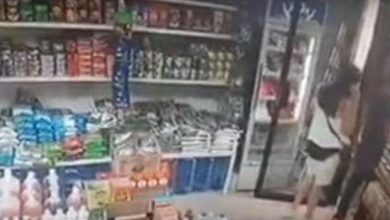 Photo of في الروضة… سيدة تسرق “ميني ماركت” بطريقة احترافية! (فيديو)