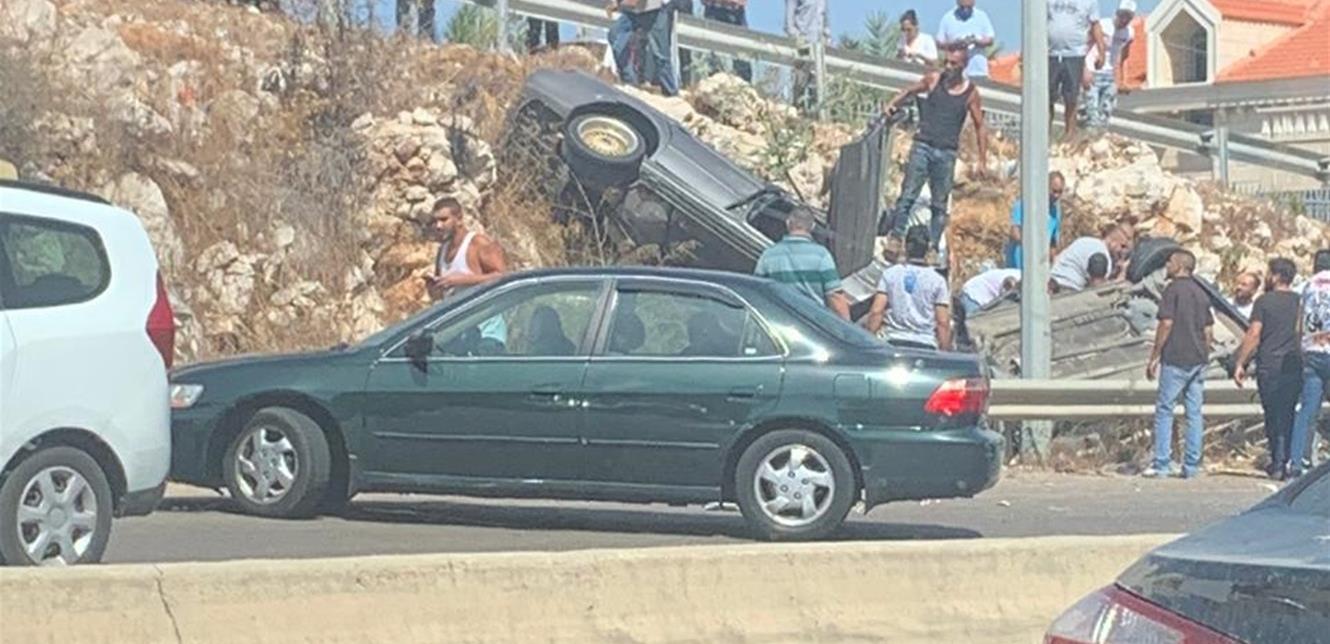 Photo of انقلاب سيارتَيْن على طريق الرميلة – صيدا (صورة)