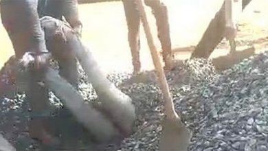 Photo of لمدة ثلاث دقائق… رجلٌ يُدفن حياً أسفل كمية كبيرة من الحصى قبل أن يتم إنقاذه (فيديو)