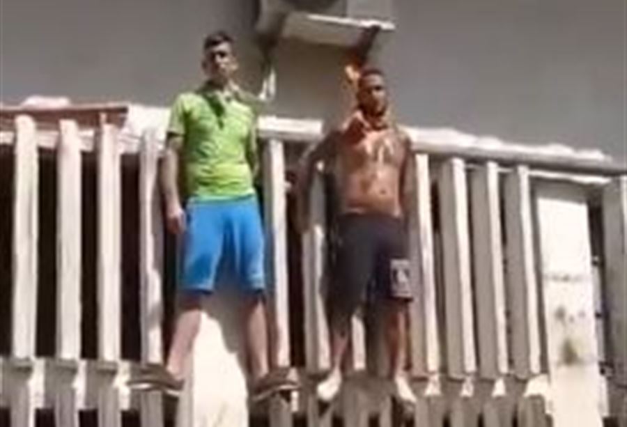 Photo of بالفيديو: سجناء رومية يلفون حبال المشانق على أعناقهم