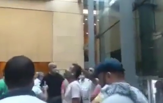 Photo of مجموعة من المحتجين دخلت أحد المصارف في بيروت للمطالبة بالودائع “اعطونا مصرياتنا