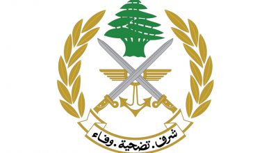 Photo of غرق جندي من الجيش اللبناني ورفاقه العسكر يعملون على انتشال جثته من البحر