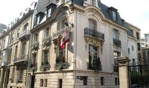 Photo of الثوار يقتحمون مقر السفارة اللبنانية في فرنسا.. ويحطمون صورة الرئيس ميشال عون