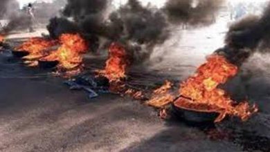 Photo of فيديو لاقفال طريق بالإطارات المشتعلة في جبيل