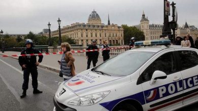 Photo of الشرطة الفرنسية تقتل شخصا في مدينة افينيون حاول مهاجمة رجل بسكين