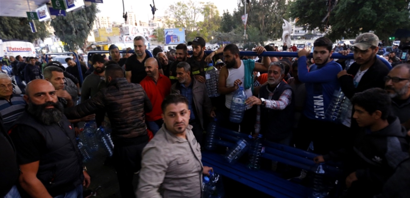 Photo of اعتادوا على فوضى أزمة الدولار.. البنزين سيشح في المحطات والسوق السوداء ستنشط