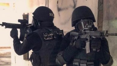 Photo of بالجرم المشهود.. توقيف جميع أفراد عصابة أقدموا على سرقة أكثر من 30 سيّارة