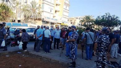 Photo of اعتصام في السفارة الكويتية ومطالبات بمحاكمة المسؤولين عن الانهيار الاقتصادي
