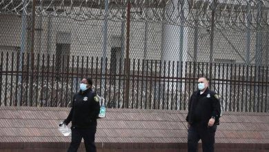 Photo of أمّ تلقي رضيعيها في القمامة… وهذه عقوبتها!