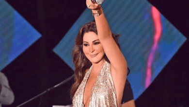 Photo of إليسا تتلقى أول هدية ليوم ميلادها وتتجول بها بالشورت في شوارع بيروت (صورة)