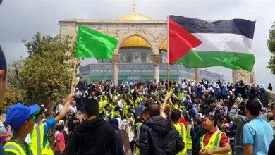 Photo of الاحتلال يقمع مسيرة في الأقصى هتفت نصرة للرسول