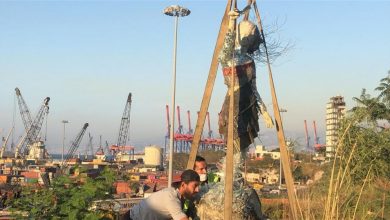 Photo of مصنوعة من زجاج محطم جراء انفجار المرفأ.. عروس الثورة تنصب في بيروت