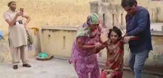 Photo of بدعوى إصابتها بمرض عقلي.. حبس زوجته بالمرحاض لعام ونصف! (فيديو)