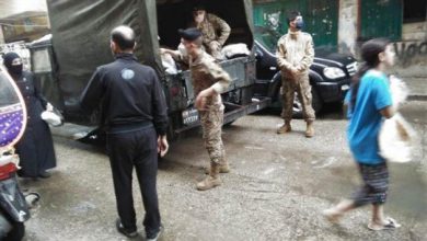 Photo of الجيش وزع خبزاً وأكياس علف على مربي المواشي