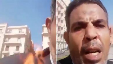 Photo of فيديو مؤلم.. أشعل النار بنفسه خلال بث مباشر مردداً “حرامية”
