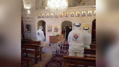 Photo of صورة تشعل المواقع.. عناصر من الهيئة الاسلامية داخل كنيسة احتراما لروح أحد المتوفّين بكورونا