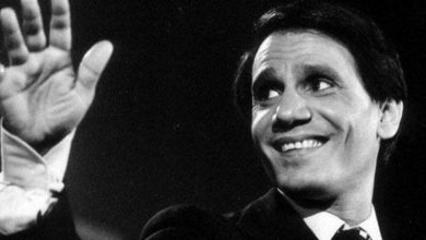 Photo of صورة نادرة لعبد الحليم حافظ أمام سيارته الشهيرة