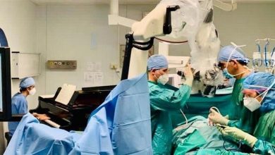 Photo of للمرة الأولى في العالم.. إجراء عملية إزالة ورم من المخ لطفل على نغمات البيانو