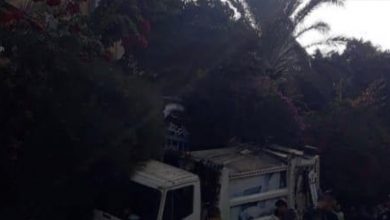Photo of اصابة عاملين بشركة “لافاجيت” بعد انحراف شاحنة نقل النفايات