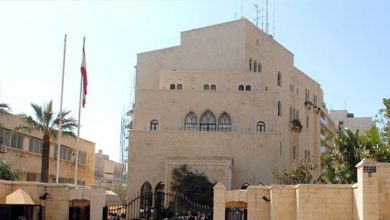 Photo of وقفة احتجاجية لاهالي الطلاب في الخارج أمام قصر عين التينة
