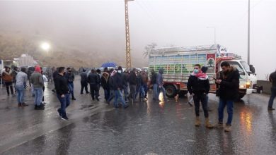 Photo of قطع طريق ضهر البيدر من قبل عائلة المخطوف عدنان دباجة (فيديو)