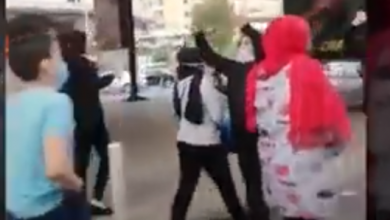 Photo of في الضاحية… نساء يتظاهرن ضد مسؤول في حزب الله (فيديو)