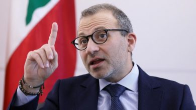 Photo of باسيل للحريري: الله لا يخليني اذا بخليك تشكل حكومة “..والمواطنون يعّلقون