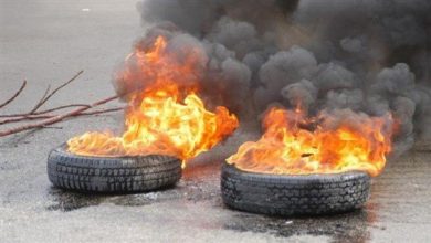Photo of بالفيديو: قطع الطريق بالإطارات المشتعلة في البياضة