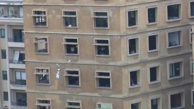Photo of محتجون يدخلون مبنى وزارة الاقتصاد واعتصام في محيط منزل نعمة
