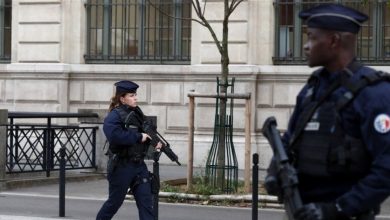 Photo of رجل مسلح يحتجز زوجته كرهينة في باريس وإصابة شخصين بطلقات نارية