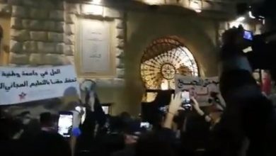 Photo of توتر بمحيط الجامعة الأميركية في الحمرا.. اشتباكات بين القوى الأمنية وحشدٍ من الطلاب
