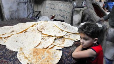 Photo of سوريا.. طوابير شراء الخبز تمنع أطفالاً من الذهاب إلى المدرسة!