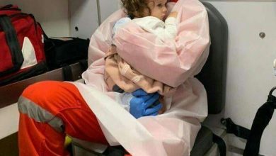 Photo of أسمى معاني الانسانية.. مسعف في الصليب الاحمر يحضن الطفلة التي فقدت أهلها بحادث سير