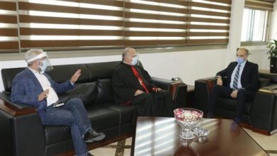 Photo of حسن بحث مع حبشي في تجهيز مستشفى المحبة في دير الأحمر لاستقبال مرضى كورونا