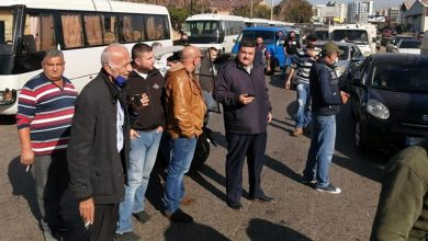 Photo of وقفة احتجاجية للسائقين العموميين شمالاً.. وأحدهم حاول حرق نفسه! (فيديو)