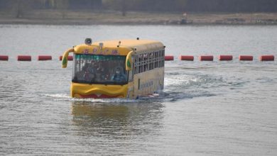 Photo of لتفادي الزحام.. حافلة تتحوّل إلى سفينة في المياه (صور)