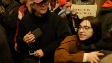 Photo of توقيف شابة من مقتحمي الكابيتول سعت لبيع حاسوب بيلوسي لروسيا