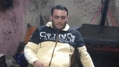 Photo of أب بلا إنسانية ولا رحمة.. جرّد رضيعته من ملابسها في الشارع وهدد بحرقها! (صورة)