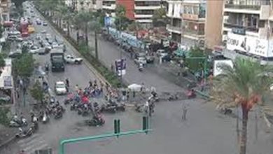 Photo of محتجون قطعوا طريق كورنيش المزرعة بالاتجاهين والقوى الامنية أعادت فتحه