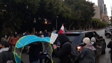 Photo of من طرابلس الى بيروت.. اعتصام أمام وزارة الداخلية وقطع للطريق (فيديو)