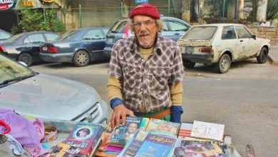 Photo of قصة ألم.. أبو سامي يبيع الكتب على عربة خضار ببيروت: “الجوع أسوأ من كورونا”