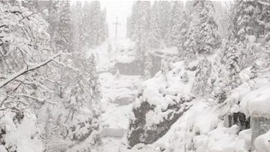 Photo of الثلوج تقطع طرقا جبلية وتعزل قرى.. هذا ما تسببت به العاصفة!