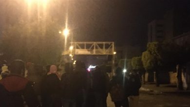 Photo of الاحتجاجات مستمرة في طرابلس.. الجيش يطوق ساحة النور