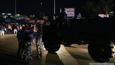 Photo of اعتصام لمحتجين في محيط منزل وزير الداخلية (فيديو)