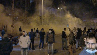 Photo of محيط سرايا طرابلس يتحول إلى ساحة حرب.. الإحتجاجات تتصاعد بقوّة (صور)