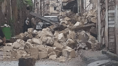 Photo of انهيار جانب من مبنى وسقوط شرفة بسبب العاصفة.. واهالي يستغيثون (صور)